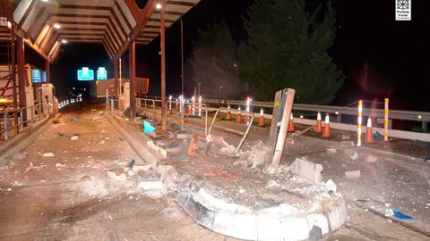 Un cami&oacute;n se lleva por delante la entrada y salida de la AP-68 de Corella y Alfaro 2