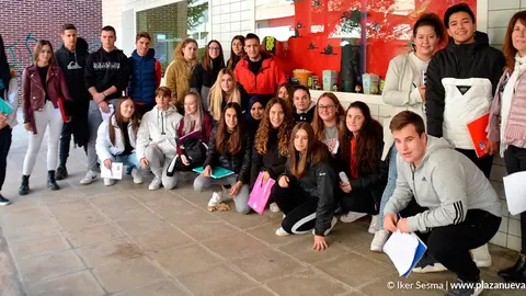 Alumnado del Ciclo Formativo de Grado Medio de &ldquo;Actividades Comerciales&rdquo; del CPI ETI de Tudela de jurado del Concurso de Escaparates Opera Prima