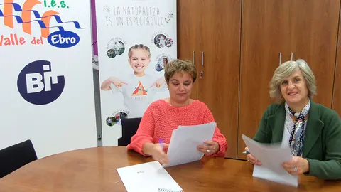 La directora del IES Valle del Ebro, Izaskun Ciriza, y la directora Ejecutiva de Sendaviva, Ana Marta Torres firmando el convenio