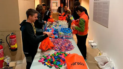 Una parte de los voluntarios de &lsquo;Educando con el ciclismo&rsquo;, preparando diferentes materiales que se emplearán en las jornadas que comenzarán mañana en Ejea de los Caballeros.