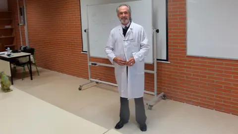 Loperena en su charla en el IES Valle del Ebro