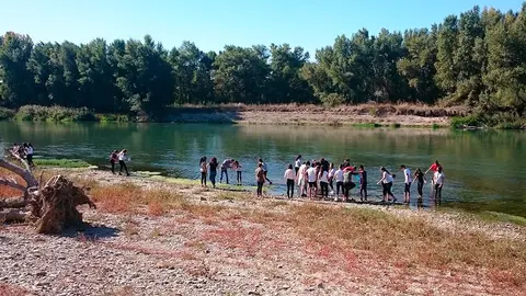 Estudiantes del Bachillerato del IES Valle del Ebro de Tudela durante su visita al Ebro