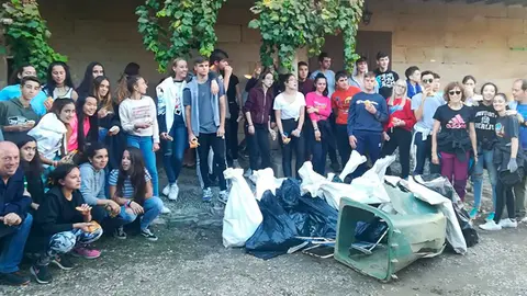 Alumnos y profesores del IES Gonzalo de Berceo de Alfaro en el Programa de Recuperación y Utilización Educativa de Pueblos Abandonados