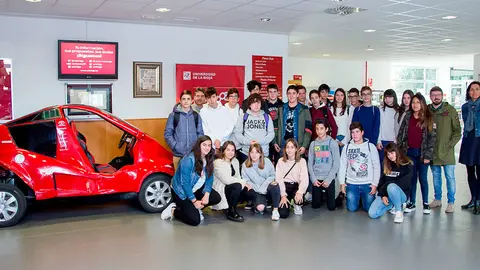 El Colegio Amor Misericordioso de Alfaro durante su visita al Área UR Maker en la Escuela Técnica Superior de Ingeniería Industrial