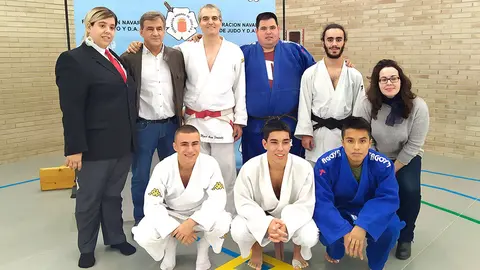 Equipo Senior con su Maestro Félix