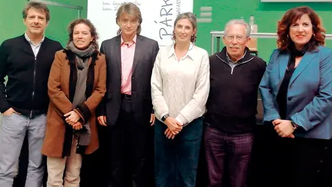 Sara D&iacute;az de Cerio, la primera por la derecha, junto al resto de ponentes y organizadores