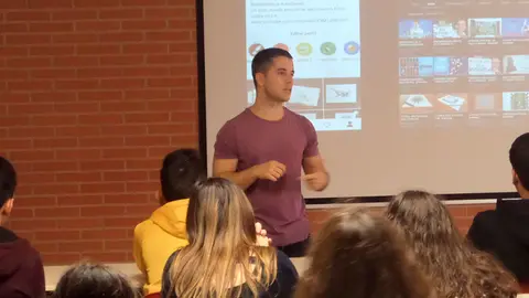 El artista Daniel Blanco Arostegui en el IES Valle del Ebro