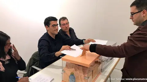 Una persona votando en el colegio electoral de Corella