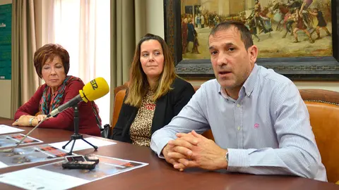 Puri Rodero (Pta. Patinaje Art&iacute;stico), Irune Garc&iacute;a (concejala de Deportes) y C&eacute;sar P&eacute;rez (vocal del Tudela Hockey Club)