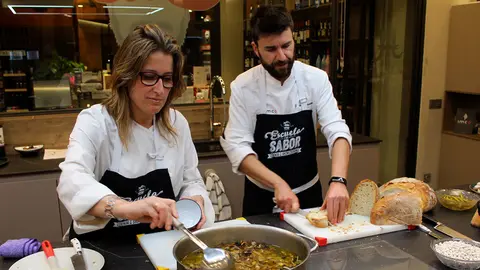 Lourdes Benito y Daniel Yranzo, en un momento del taller de ayer, en el que se elaboraron boliches de Luesia con setas cincovillesas