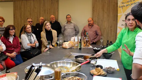 Sara Ladrero, del Restaurante Aragón, y Daniel Yranzo, cocinaron en su espacio Escuela de Sabor de Zaragoza un rico risotto hecho con arroz Maratelli