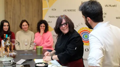 Juana Subirón realizó un rico canelón de longaniza de Uncastillo con bechamel de boletus en los talleres que se impulsan dentro de la Semana Gastroalimentaria de las Cinco Villas en Escuela de Sabor, el espacio gastronómico de Daniel Yranzo