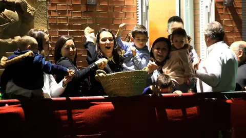 Se lanzaron nueces a todos los asistentes en Fusti&ntilde;ana