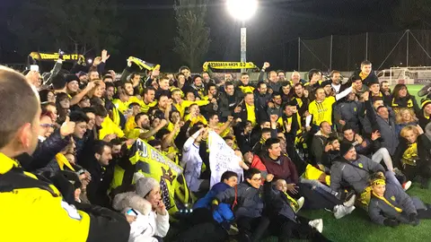 Jugadores y aficionados celebran el pase histórico sobre el césped de Fraga, Aragón