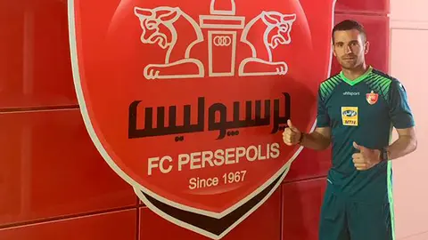 I&ntilde;igo Valencia en su presentaci&oacute;n con el Pers&eacute;polis