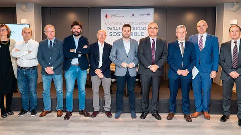 Autoridades y ponentes participantes en la jornada %22Vivienda y Urbanismo para una Ciudad Sostenible%22 organizada por FLC-Navarra