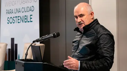 El vicepresidente segundo y consejero de Ordenaci&oacute;n del Territorio, Vivienda, Paisaje y Proyectos Estrat&eacute;gicos, Jos&eacute; M&ordf; Aierdi, se dirige a los asistentes durante su clausura