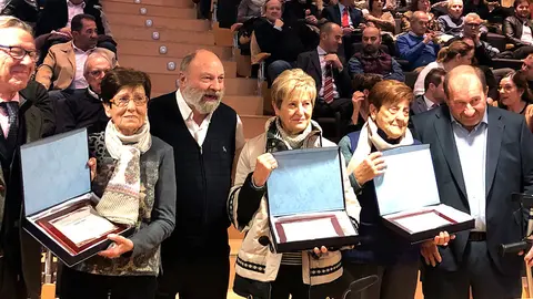 Enrique Burgos, Javier Muerza y Jose Antonio Gil, presidentes de Amimet, junto a los homenajeados