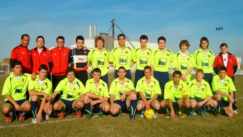 Muchos vecinos de Bardenas han integrado las filas del equipo de fútbol. En la imagen, formación de la temporada a partir del año 2000