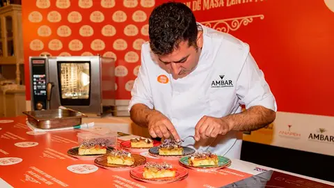 David L&oacute;pez del Es3 preparando su %22Tosta de escalibada y anchoa%22 en la final del Campeonato de Navarra de Pintxos Tradicionales Pan de Masa Lenta MUM