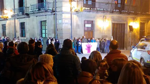 Alrededor de 200 personas se concentraron ayer en la plaza del Ayuntamiento de Corella con el lema Muévete