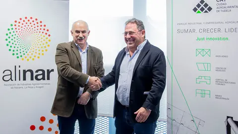 El vicepresidente y consejero de Ordenación del Territorio, Vivienda, Paisaje y Proyectos Estratégicos del Gobierno foral, José M&ordf; Aierdi, y el presidente de la Asociación Alinar, Cayo Martínez
