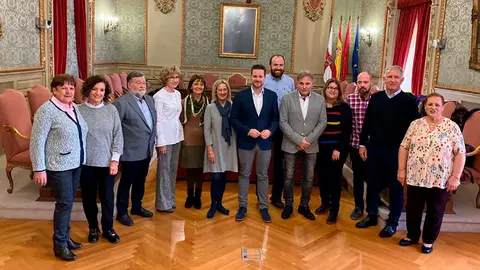 Amelia Cardalliaguet, M&ordf; Ángeles Gambra, M&ordf; Antonia Miguel, José Emilio Illera, Rosario Serrano, M&ordf; José Ibáñez y Pedro Beaumont han recibido la gratitud y el reconocimiento a su labor durante todos sus años dedicados a la docencia