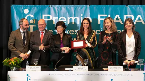 El Dr. Nicolás Pérez, José Luis Aedo, Isabel Celaá, la Dra. Melisa Vigliano, especialista en audiometría, Patricia Sanz y la Dra. Belén Andueza, especialista de la Clínica
