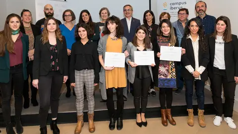 Finalistas y jurado posan en la Casa del Almirante de Tudela tras la final del concurso &ldquo;Tesis en 3 Minutos&rdquo;