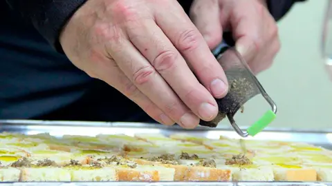 Preparando un pincho con trufa