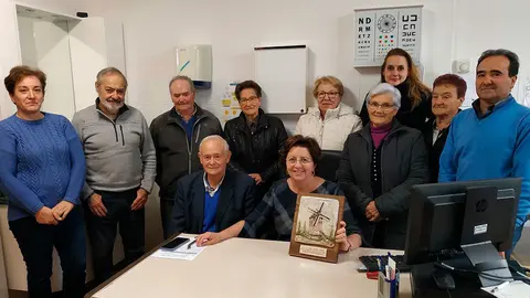 Dña. Luisa Valero Crespo recibió una plaza conmemorativa de parte de los vecinos de Ocón