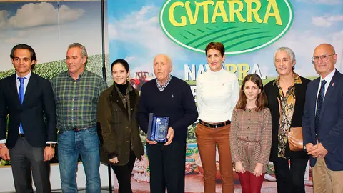 Eduardo L&oacute;pez, Juan Ordu&ntilde;a y su familia, con la presidenta Chivite y el consejero de Cohesi&oacute;n Territorial Bernardo Ciriza