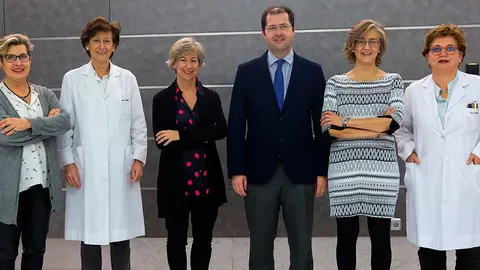 los Dres. Ana Pati&ntilde;o, directora de la Unidad de Gen&oacute;mica de la Cl&iacute;nica; Mar&iacute;a Pilar Civeira, directora del Cima; Roc&iacute;o S&aacute;nchez-Carpintero, especialista en Neuropediatr&iacute;a; Pablo Irimia, especialista del Departamento de Neurolog&iacute;a de la Cl&iacute;nica; Mar&iacute;a Cruz Rodr&iacute;guez Oroz, directora de Neurolog&iacute;a de la Cl&iacute;nica; y Marta Ferrer, directora asistencial de la Cl&iacute;nica