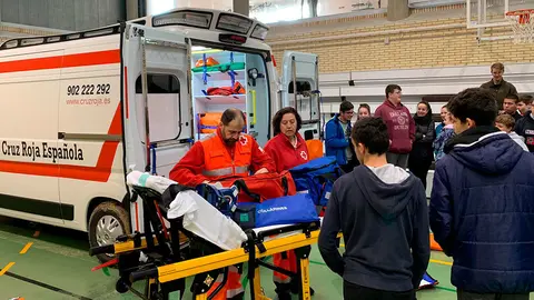 Los alumnos del IES Reyes Católicos, sección Sádaba, están realizando hoy un curso de primeros auxilios, dentro del programa que la Comarca de las Cinco Villas ha impulsado para convertir el territorio en un espacio cardioprotegido