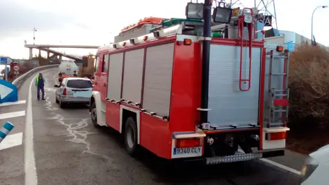 Un coche y un cami&oacute;n cisterna han sido los involucrados en el accidente