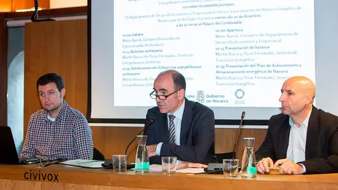El consejero Manu Ayerdi, junto a Oscar Fernández (a la izquierda) y Martin Ibarra del Servicio de Transición Energética
