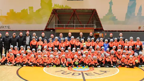 Más de 100 niños del MRC Ribera Navarra FS disfrutaron de la Fiesta de Navidad de la escuela