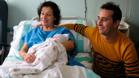 Irene Fern&aacute;ndez y V&iacute;ctor Lahoz con su primera hija Paula Lahoz Fern&aacute;ndez, primer beb&eacute; de 2020 nacido en hospitales p&uacute;blicos aragoneses