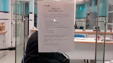 Nota emitida por Renfe en la ventanilla de la estaci&oacute;n de tren de Castej&oacute;n