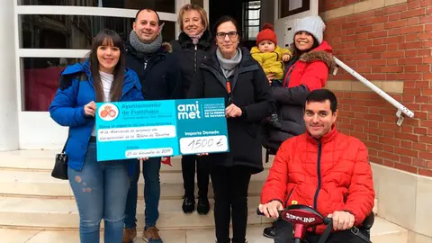 Sergio Vitas, alcalde de Fusti&ntilde;ana, entrega el cheque a representantes de la asociaci&oacute;n AMIMET