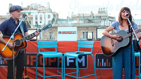 Amaral tocando en Europa FM
