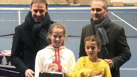 Mar&iacute;a Trujillo (de amarillo) recogiendo su Trofeo de Campeona