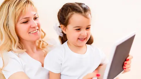 Madre con su hija navegando por Internet desde su tablet