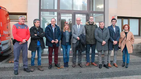 El jefe de la Polic&iacute;a Foral, Juan Carlos Zapico (1&ordm; por la izda) y la directora general de Interior, Amparo L&oacute;pez (4&ordf; por la izda) junto a la delegaci&oacute;n parlamentaria en las instalaciones de la Polic&iacute;a Foral