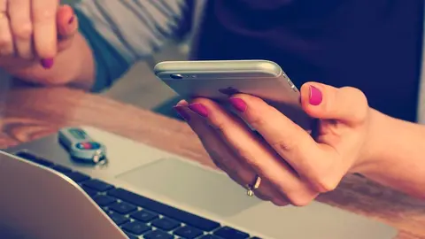 mujer port&aacute;til ordenador m&oacute;vil