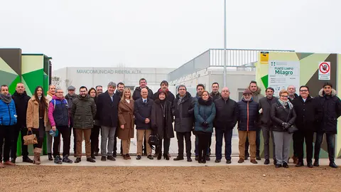 Foto de grupo de autoridades forales y locales visitando el punto limpio de Milagro