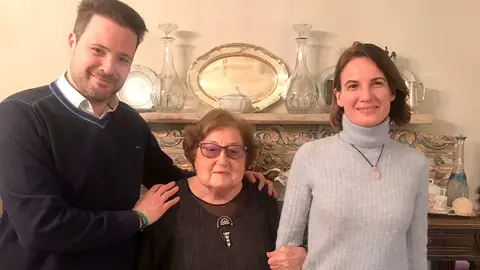 Alejandro Toquero e Irene Royo con Mar&iacute;a Forcada