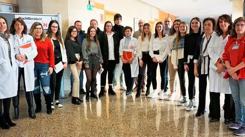 Foto de grupo de alumnado del IES Valle del Ebro  y personal sanitario del Hospital Reina Sof&iacute;a