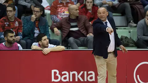 Pato da instrucciones durante el partido