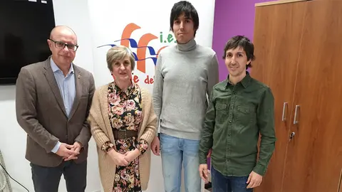 El consejero Gimeno junto a la directora del IES Valle del Ebro, Izaskun Ciriza; el profesor Pablo Ijalba y el Jefe de Estudios de Bachillerato, Joaqu&iacute;n Joven